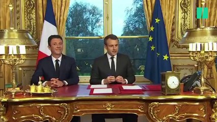 Le président a signé les trois dernières lois de l'année en direct depuis l'Élysée