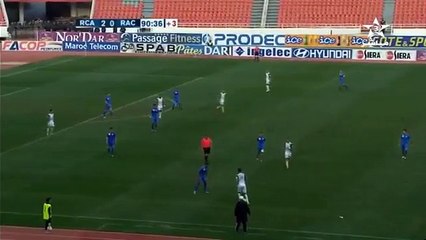 لقطة طريفة للاعب الرجاء محمد أولحاج امام لاعب الراسينغ البيضاوي