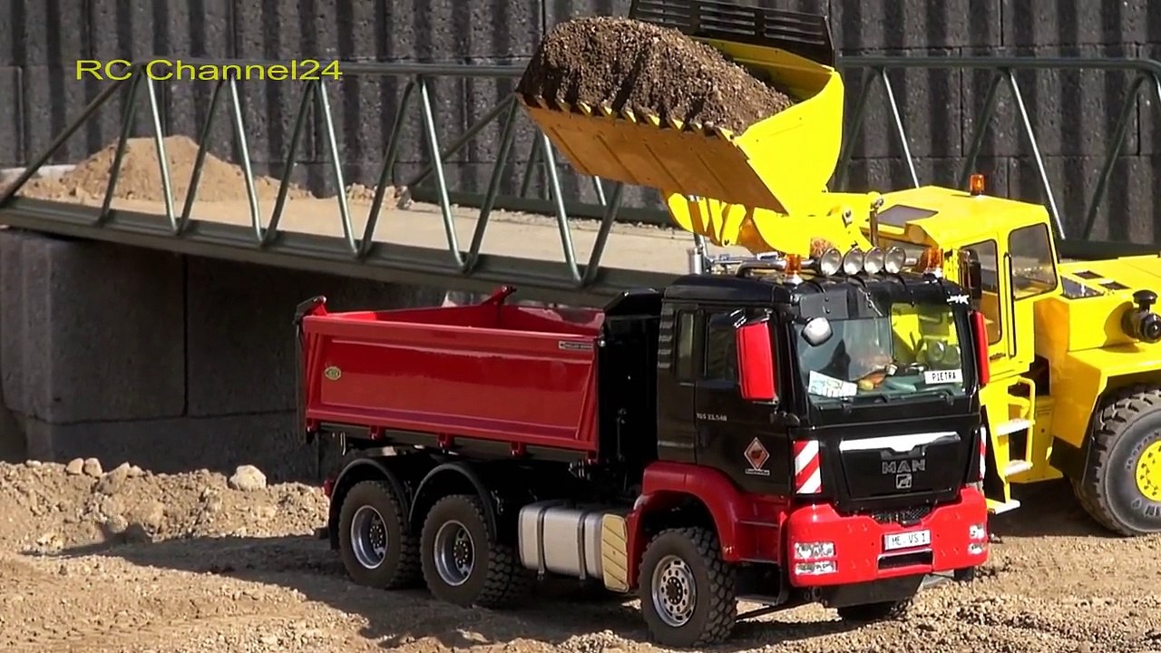 STUNNING RC TRUCK, EXCAVATOR, TRACTOR AND MORE ON A CONSTRUCTION SITE!
