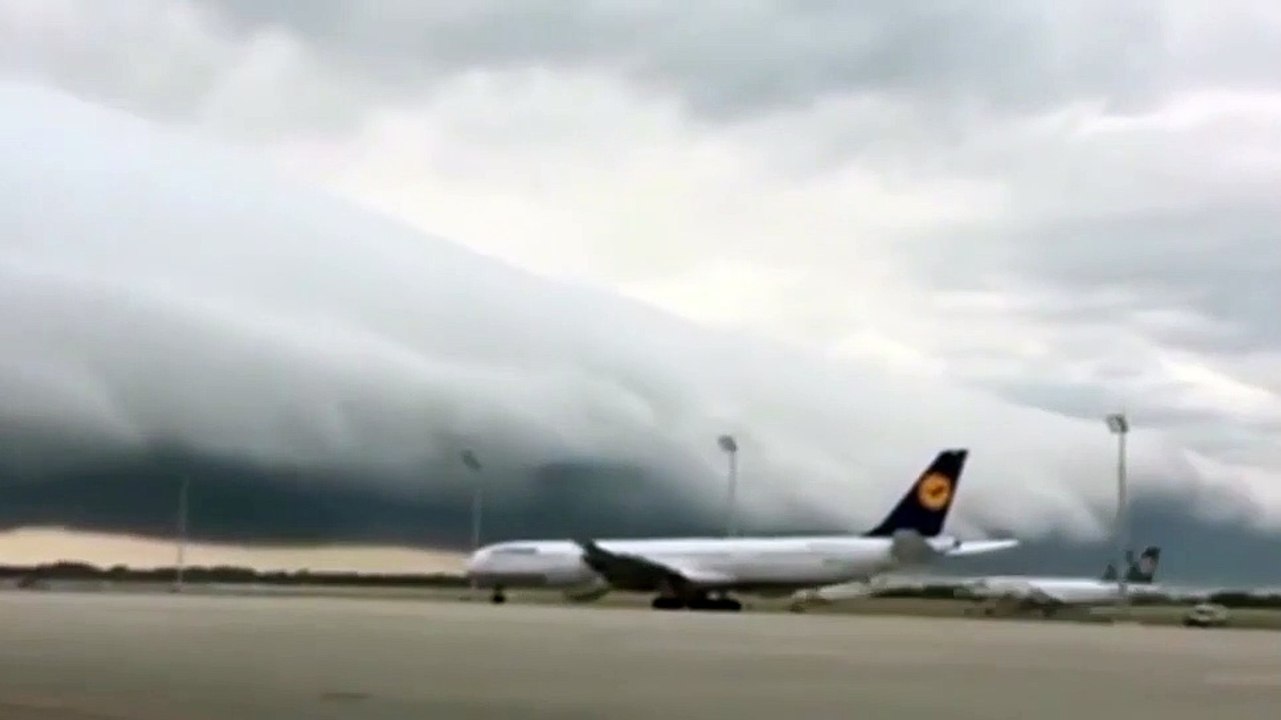 Ce Nuage apocalyptique au dessus de l'aéroport de Munich est impressionnant... Fin du monde