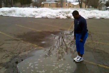 Video herunterladen: Il pensait sauter dans une simple flaque d'eau! Faux