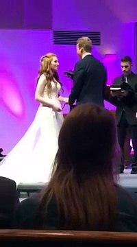 Le témoin s'écroule lors de la cérémonie de mariage et réveille toute la salle