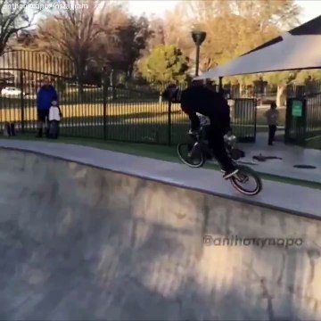 Un rider en BMX se fait la peur de sa vie