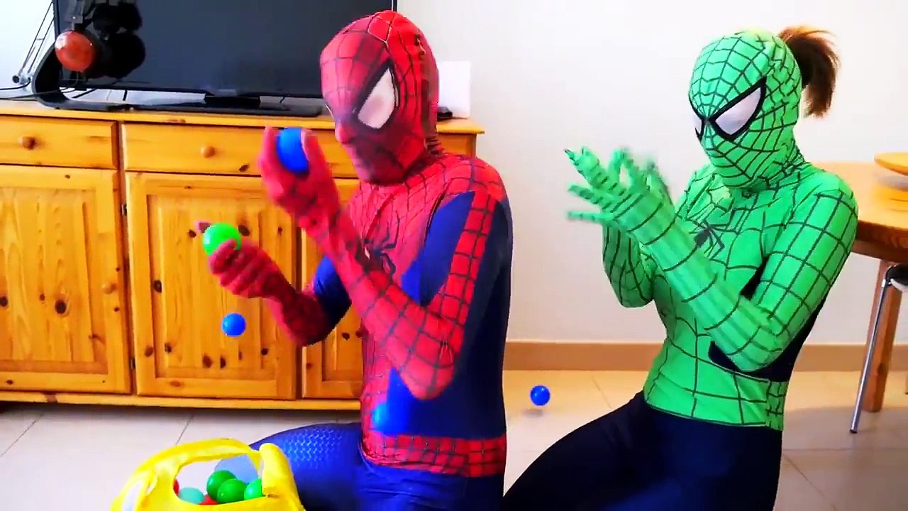 المجمدة إلسا يفقد فستانها قوس قزح سبايدرمان السلطة ث / الوردي سبايدرجيرل و مالفيسنت متعة الأبطال ال