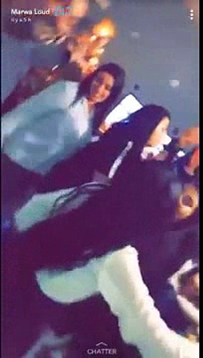 Marwa loud chante en arabe et sa soeur dance pendant le réveillon