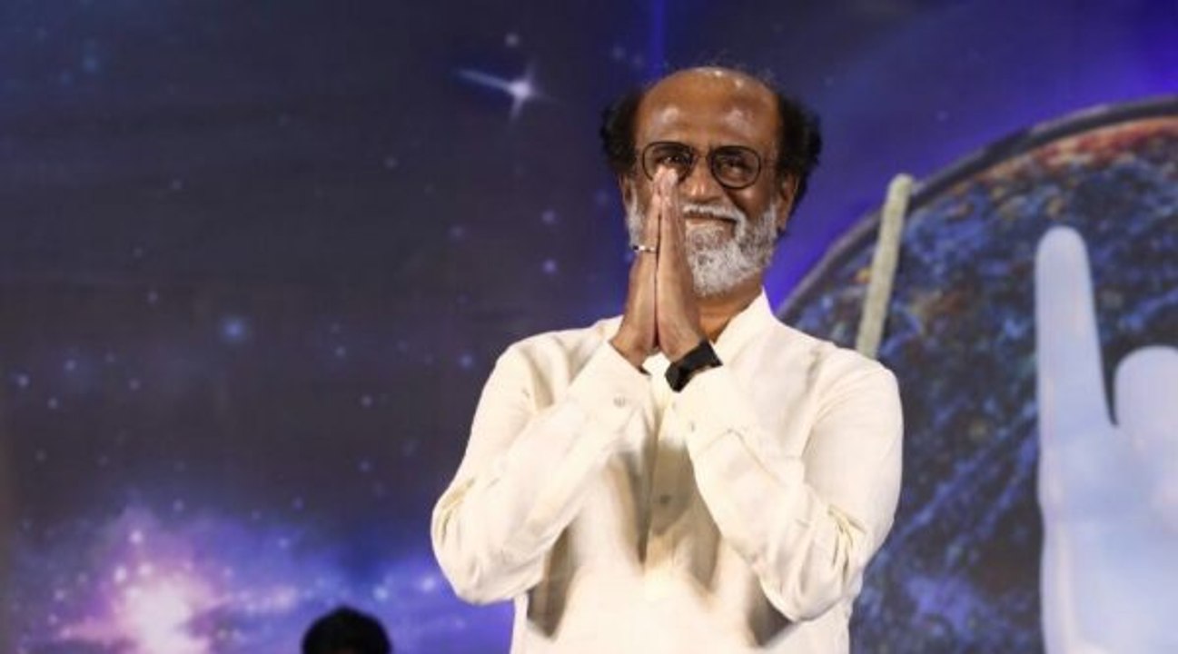மாநிலம் முழுக்க ரசிகர்கள் பட்டாசு வெடித்து கொண்டாட்டம்