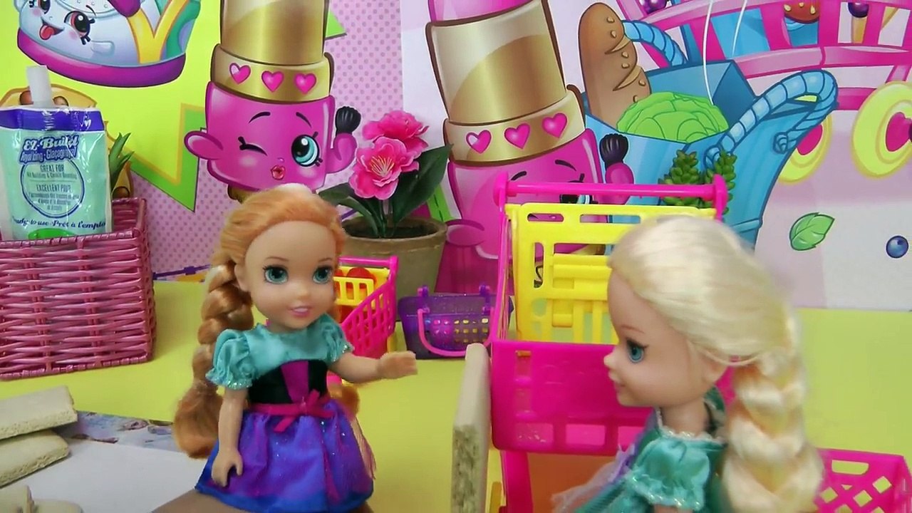 SHOPKINS Vanilla House! ELSA & ANNA toddlers build & decorate it with lots of royal icing & candies!