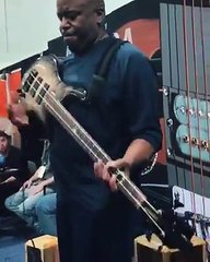 Ce bassiste est vraiment FOU... Quel talent!