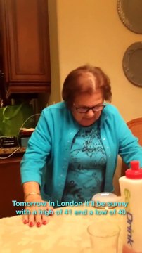 Cette mamie a beaucoup de mal avec le mot Google et son assistant vocal Google.. Hey Goo Goo