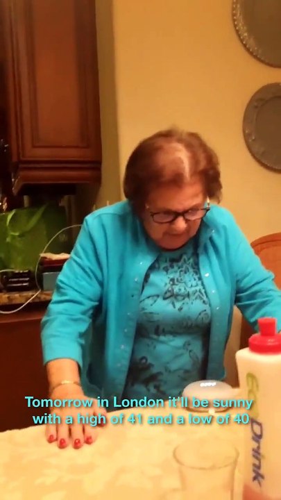 Cette mamie a beaucoup de mal avec le mot Google et son assistant vocal Google.. Hey Goo Goo