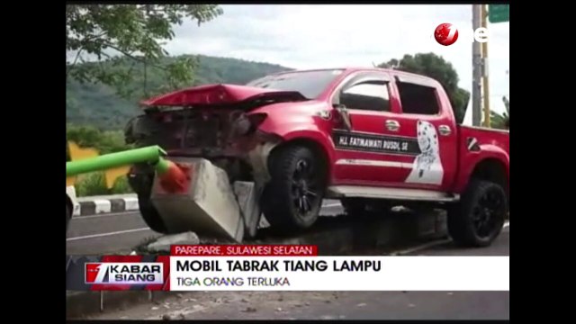 Kecelakaan Mobil Tabrak Tiang Lampu