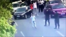 Cette policières chinoises neutralise un homme armé d'un couteau