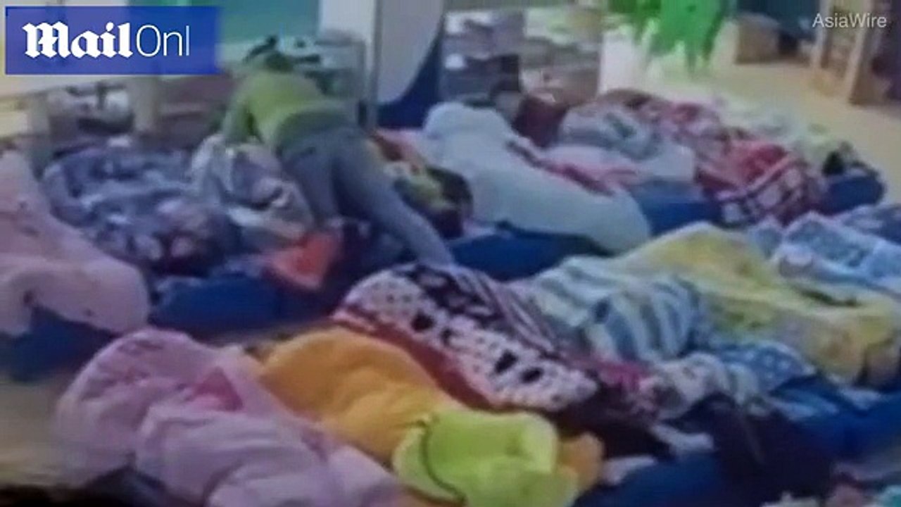 بالفيديو.. ممرضة تخنق طفل بسبب رفضه النوم