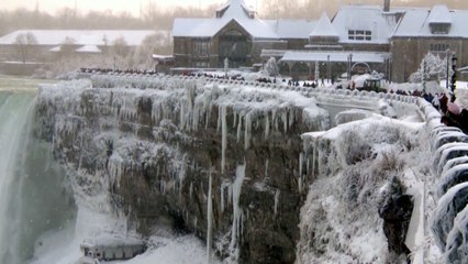 한파로 나이아가라 폭포 주변 꽁꽁...관광객 쇄도 / YTN