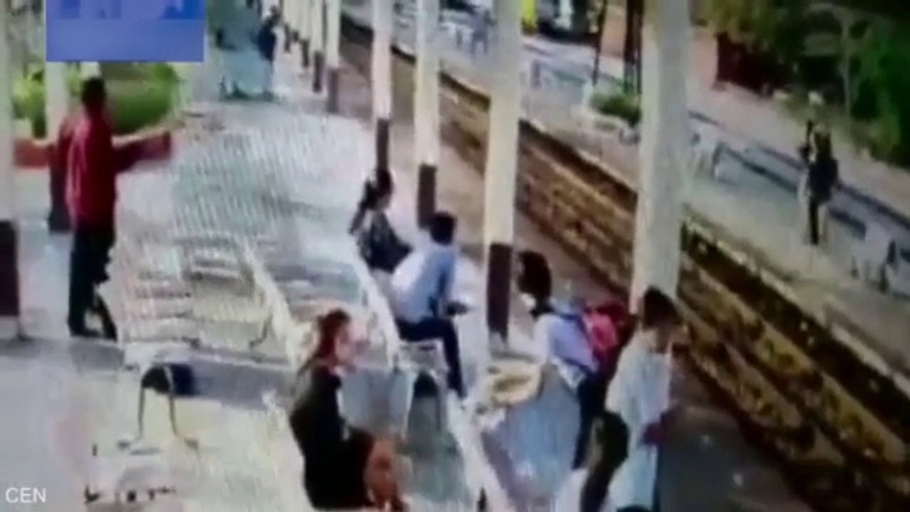 Mucizevi Kurtuluş Kamerada! Üzerinden Tren Geçt...