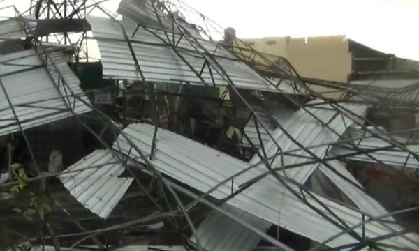 Hujan Deras, Atap Rangka Besi Roboh Timpa Mobil