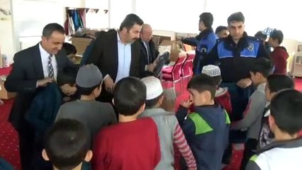 Yeni Montlarını Polis Amcaları Giydirdi