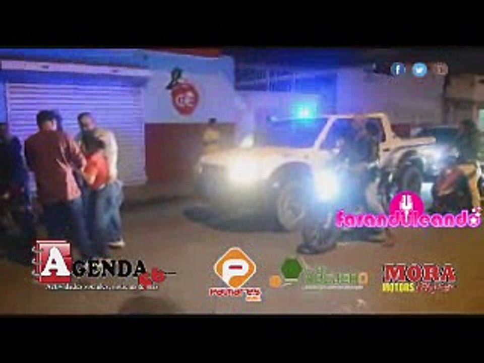 Momento en que autoridades rescatan niños que eran utilizados por su madre para pedir.