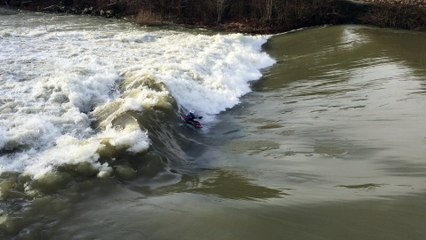 Des kayakistes de l'équipe de France surfent la vague statique de Malatte, à Besançonspor