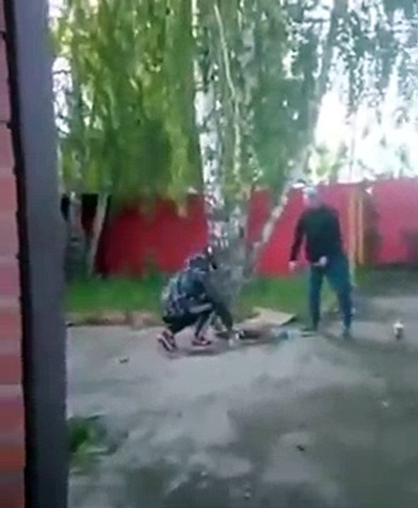 Ce taré balance un tissu enflammé dans une bouche d'égout et boooom