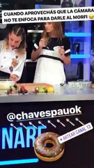 Paula comiendo mientras cocinan - 29 de Diciembre