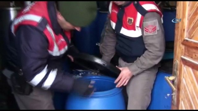 Jandarmadan sahte içki imalathanesine baskın... 1 tona yakın sahte şarap ele geçirildi