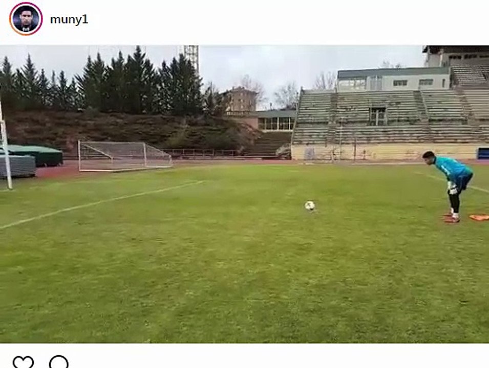 شاهد كيف يدرب حارس الاسود منير المحمدي ابنه على حراسة المرمى