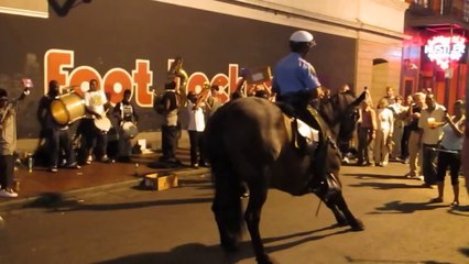 Un policier danse avec son cheval à La Nouvelle-Orléans
