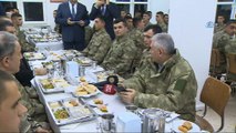 Başbakan Yıldırım, Eğridir Komando Eğitim Merkezi Komutanlığı'nda askerlerle yemek yedi