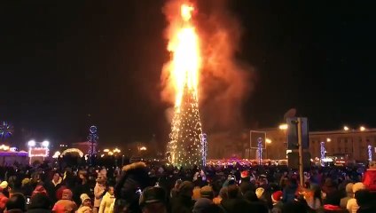 احتراق مفاجئ لشجرة عيد الميلاد بمدينة روسية أثناء الاحتفال برأس السنة