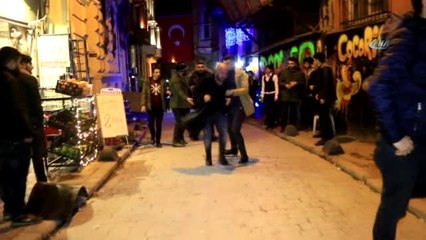 İstiklal'de Gece Kulübü Bodyguardlarından Sarhoş Kişiye Tekme Tokat Dayak Kamerada