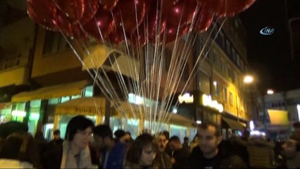 Kimileri eğlence derdinde, kimileri ekmek parası peşinde