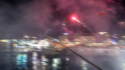 Eminönü'nde Havai Fişekle Yeni Yıla Böyle Girdiler