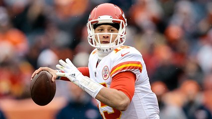 Mahomes climbs pocket, hits wide-open wide Wilson for 24 yards