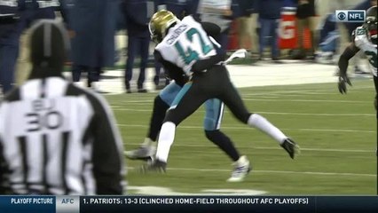 Derrick Henry runs through defenders for 12 yards