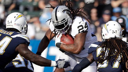 Marshawn Lynch bulldozes for 15-yard run