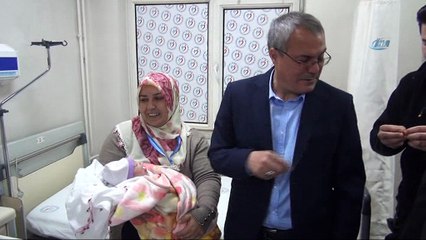 Yeni yılın ilk bebeklerine Vali Deniz'den hediye altın