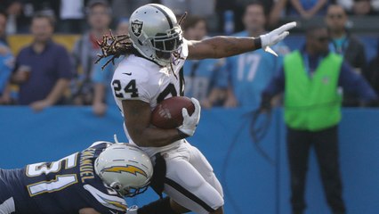 Marshawn Lynch refuses to go down on 18-yard run