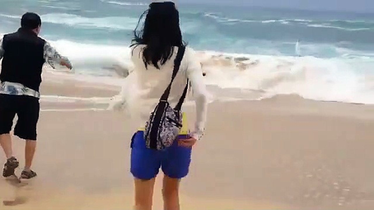 Ils voient leur enfant se faire emporter par une vague et se jettent à la mer