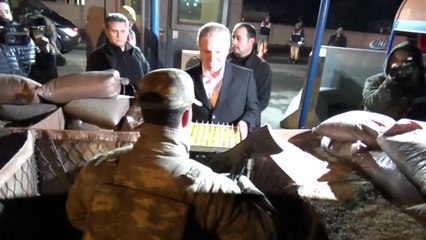 Vali Gül, yeni yıla otobüste giren yolculara tatlı ikram etti