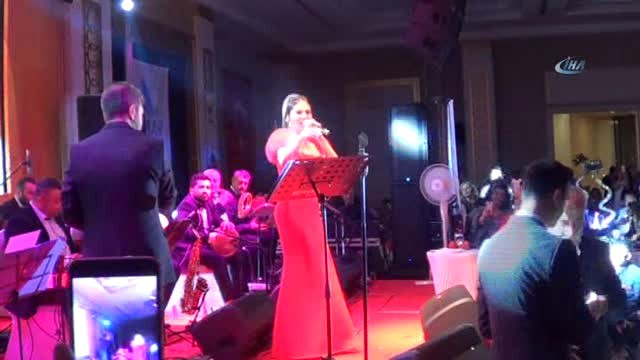 Afyonkarahisar 2018 'E Ünlü Sanatçı Ebru Yaşar ile Girdi