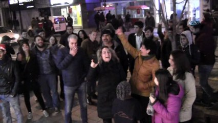 Eskişehir'de vatandaşlar yılbaşında sokak sanatçıları eşliğinde eğlendi