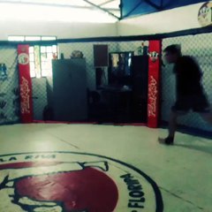 Luta  de MMA muito violenta