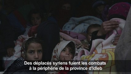 Des déplacés syriens trouvent refuge dans un camp de fortune