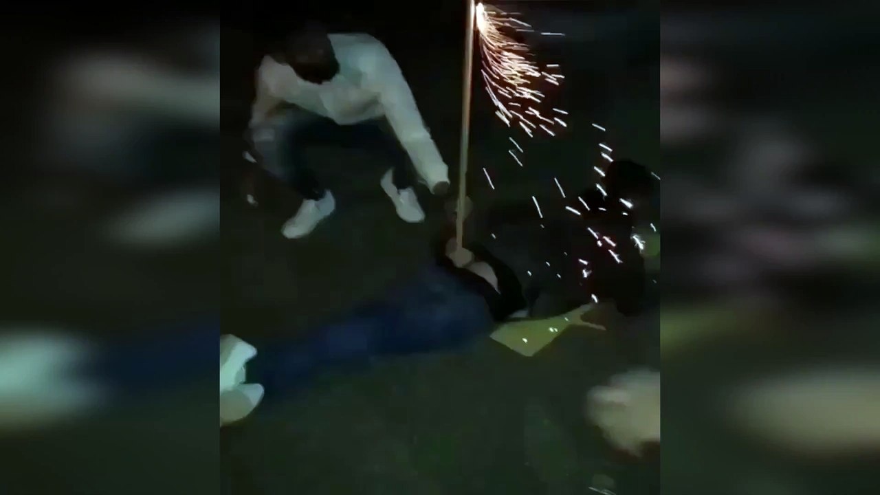 Il se brûle les fesses en essayant de tirer un feu d'artifice