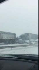 Impressionnant carambolage sur la neige à Buffalo avec plus de 100 véhicules impliqués