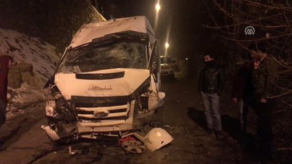 Hakkari'de Minibüs Şarampole Devrildi: 1 Ölü, 4 Yaralı