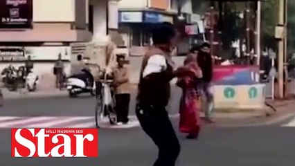 Michael Jackson dansı yaparak trafiği yöneten polis