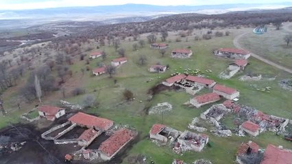 Koca Köyde Boş Evler ile İki Kişi Kaldı