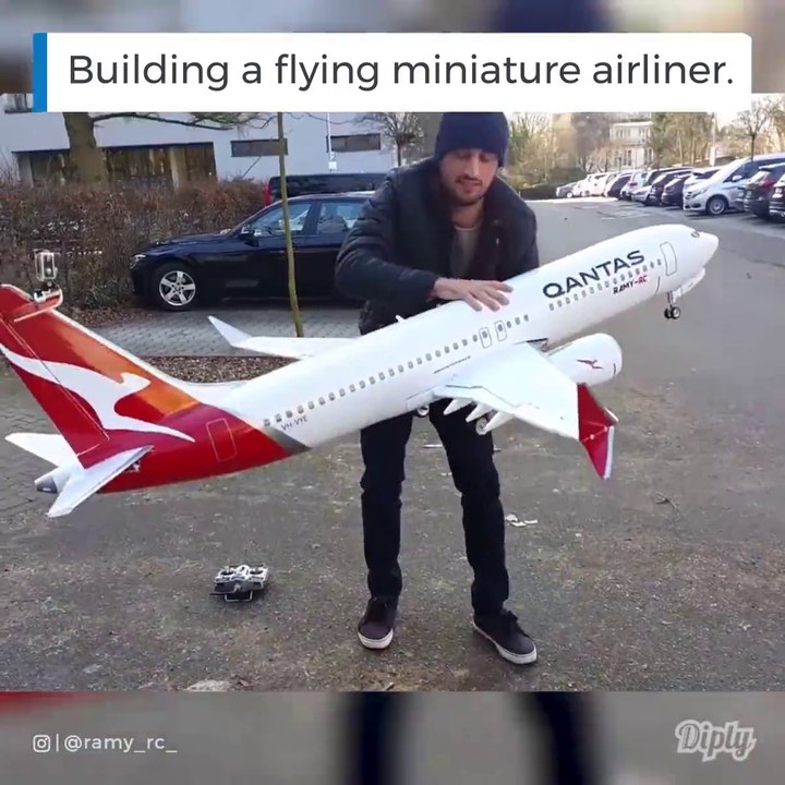 Il fabrique un avion de ligne miniature plus vrai que nature... Incroyable